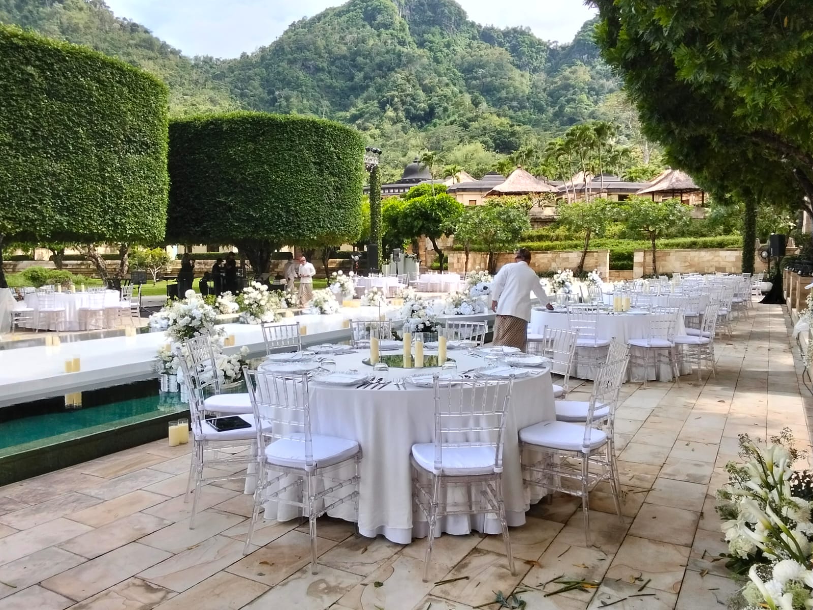 Panggung event dengan tata cahaya dan sound system hasil setup vendor perlengkapan event