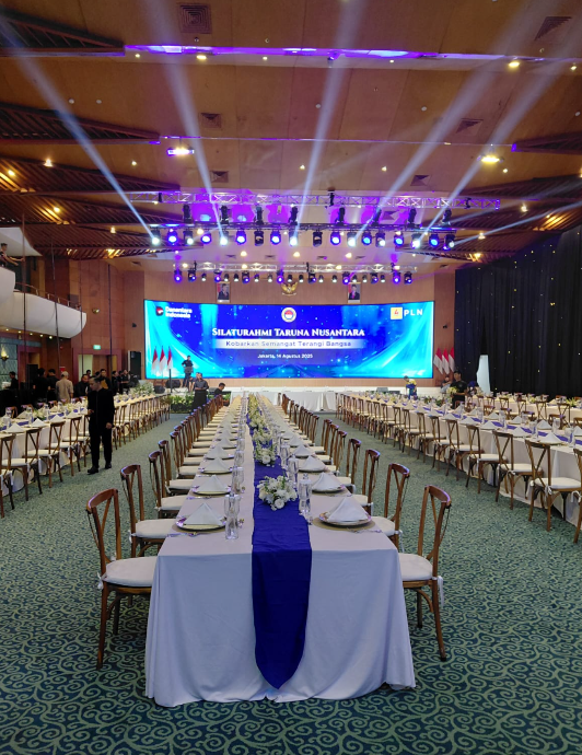 Setup panggung, sound system, dan lighting acara besar