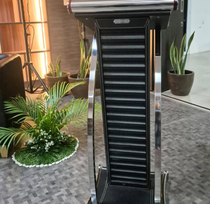 Acara indoor dengan pencahayaan hangat dan sirkulasi udara nyaman